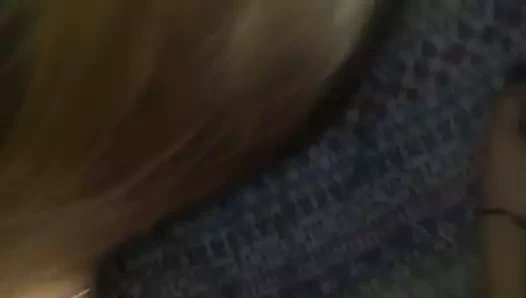 Kahrolası ve cuming üzerinde bir sarışın