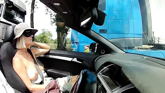 Titty Tuesday gözleri bağlı kamyon durağı eğlencesi