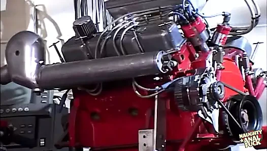 Şanslı bir çift adam sarışın arkadaşlarını her iki deliğe de dolduruyor