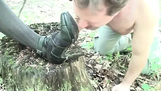 Госпожа наказывает своего раба, вставив высокие каблуки в его рот