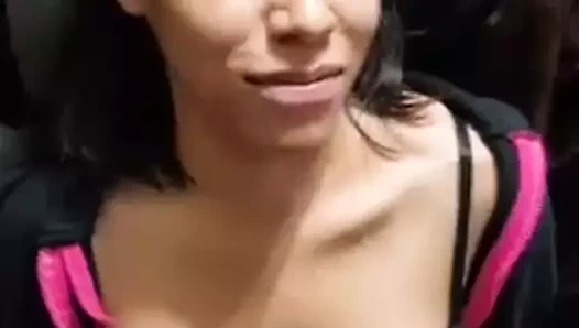 Yüzünün ve göğüslerinin her yerinde çılgınca Captainslanteddick