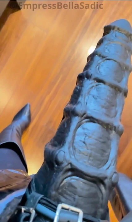 Güne kölenin götünü sikerek başlamak için canavar bir dildo