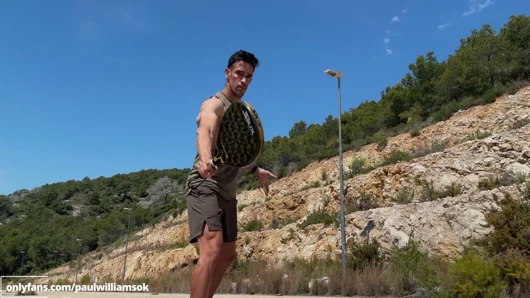 Fitnessçı padel'i açık havada çıplak eğitıyor