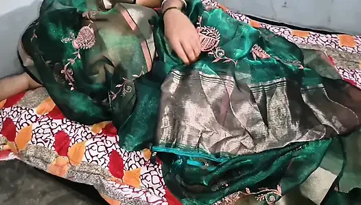 Hintli teyze kayınbiraderi tarafından anal sikişiyor ve gerçek orgazm ve fışkırtma