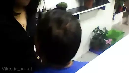 Bir tesisatçı mağazayı rahatsız ediyor