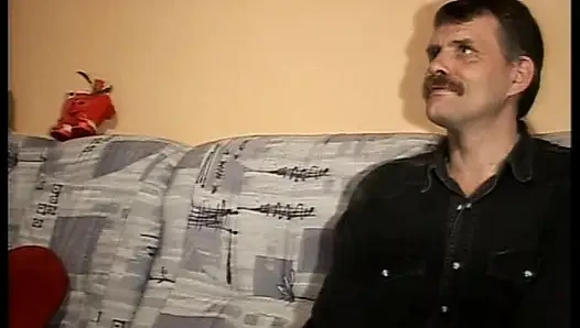 Şişman Alman fahişe yarak emiyor ve parmaklama eyleminin tadını çıkarıyor