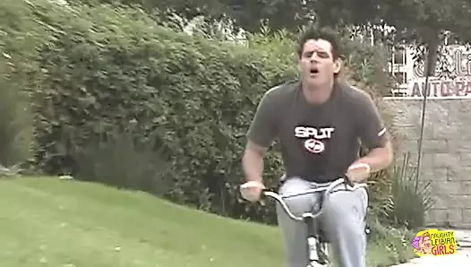 İki seksi esmerin filme almadan önce hangi dildonun onları en sert orgazma zorlatmasını test etmesi gerekiyor