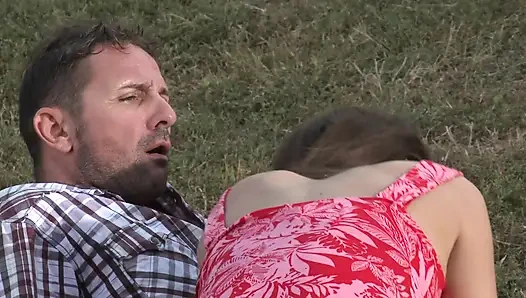 Büyük memeli genç kız açık havada götten sikiliyor