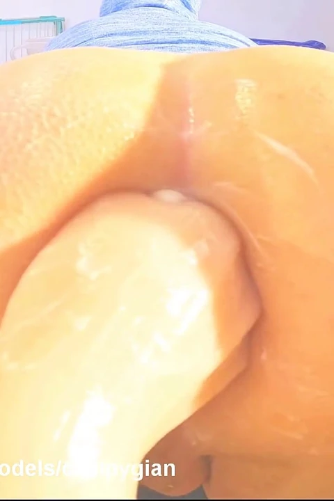 İri Dildo Yumrukla Sarkana Kadar Beni Keşfediyor
