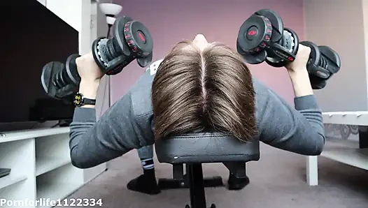 Доминантная девушка обожает сидеть на моем лице в середине тренировки