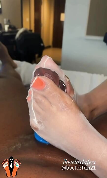 Orgazm sonrası işkence - zenci ilovelaylafeet yırtık naylon çoraplarının içine boşalmama izin veriyor