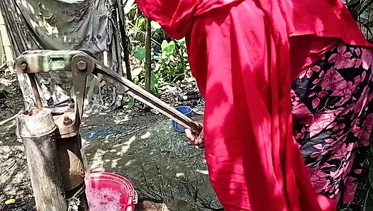 Köy üvey kız kardeşimi dışarıda banyo yaparken siktim.