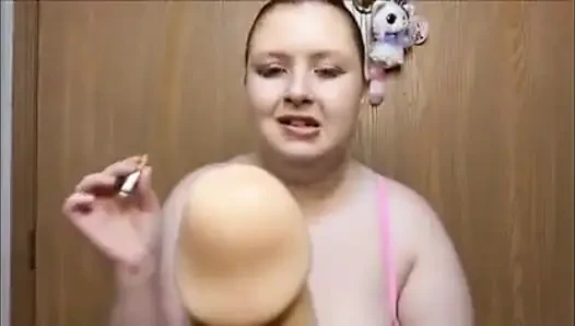 Sigara içmek için üvey babasını emiyor