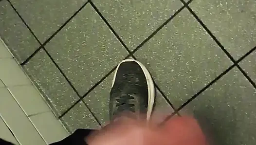 Geceleri dinlenme alanı tuvaletinde