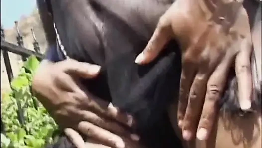 Güzel zenci orta yaşlı seksi kadın domalarak sikiliyor ve canavar siyah yarakla yüzüne boşalıyor
