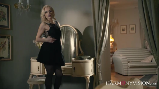 Tutkulu orta yaşlı seksi kadın bir profesyonel gibi sikişiyor