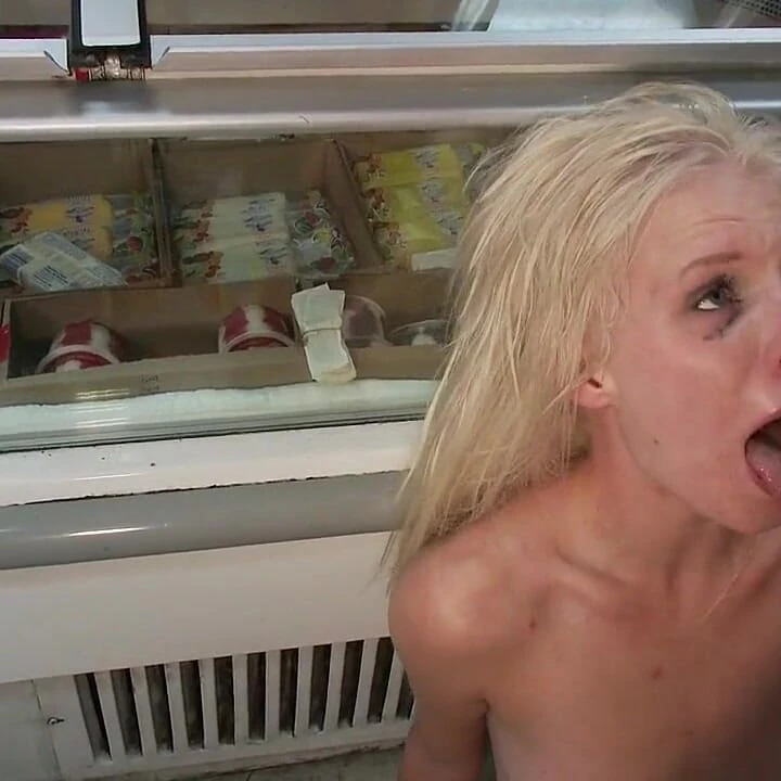 Minik sarışın babydoll ilk kez gırtlağına kadar alıyor.