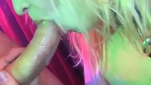 Ateşli sarışın Alman bebek sert bdsm üçlü sikişten sonra döl yiyor