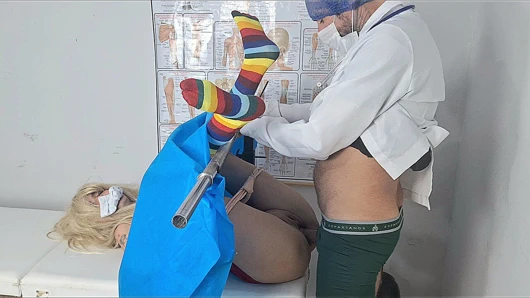 Jinekolog muayeneler sırasında hastayla sikişiyor!