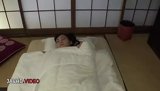 Ateşli Asyalı baştan çıkarıcı yui oba kamerada amına yoğun bir şekilde mastürbasyon yapıyor