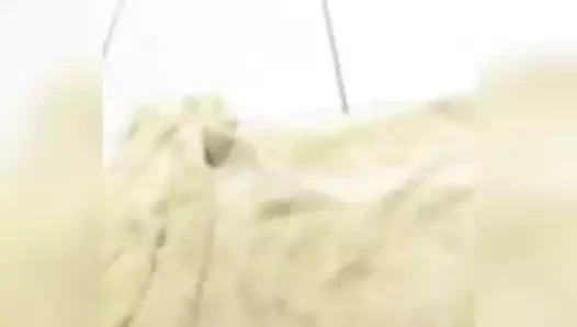 Grenada yan civciv #6 onu kedi ile oynuyor