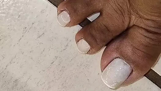 Sadece ayakları filme alan kamerayla sikişiyor 4