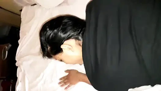 Üvey Kızımın Dörtlü Ayaklarında Sıcak Küçük Vaginam