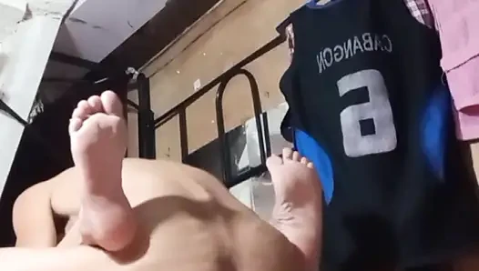 Islak amcığını çok eğlenceli ve neşeli pompalamayı sürdür