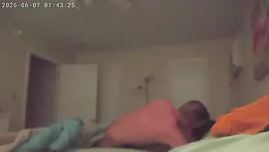 Yeni erkek arkadaşı bardan eve geldikten sonra boşanmış orta yaşlı seksi kadını sert sikiş için uyandırıyor