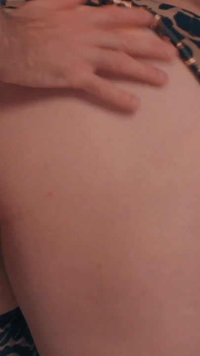 Mutfakta anal götten ağza - leopar bornozlu latin orta yaşlı seksi kadın sıska üvey oğlu tarafından sert sikiliyor ve kahveye boşalıyor | Klip 1