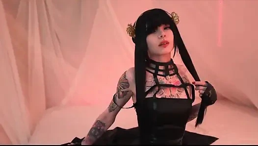 Yor forger üç deliği de tatmin ediyor ve ayakla mastürbasyon yapıyor