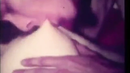 Kırmızı dudaklı cadaloz berbat ve sikikleri sevgilisi (1970'lerin vintage)