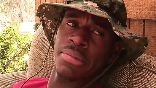 İç çamaşırlı sarışın açık havada büyük zenci yarağıyla sikiliyor