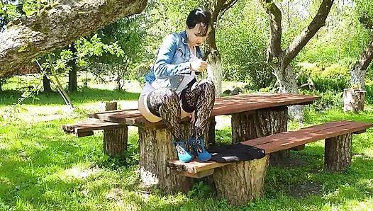 Bahar bahçesinde otururken tamamen doğal amımı kıllı çalıyla mastürbasyon yapıyor