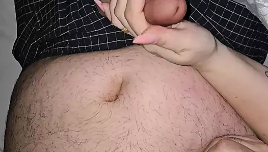 Üvey anne üvey oğlunun sikini artık tartışmadan elle muamele çekiyor