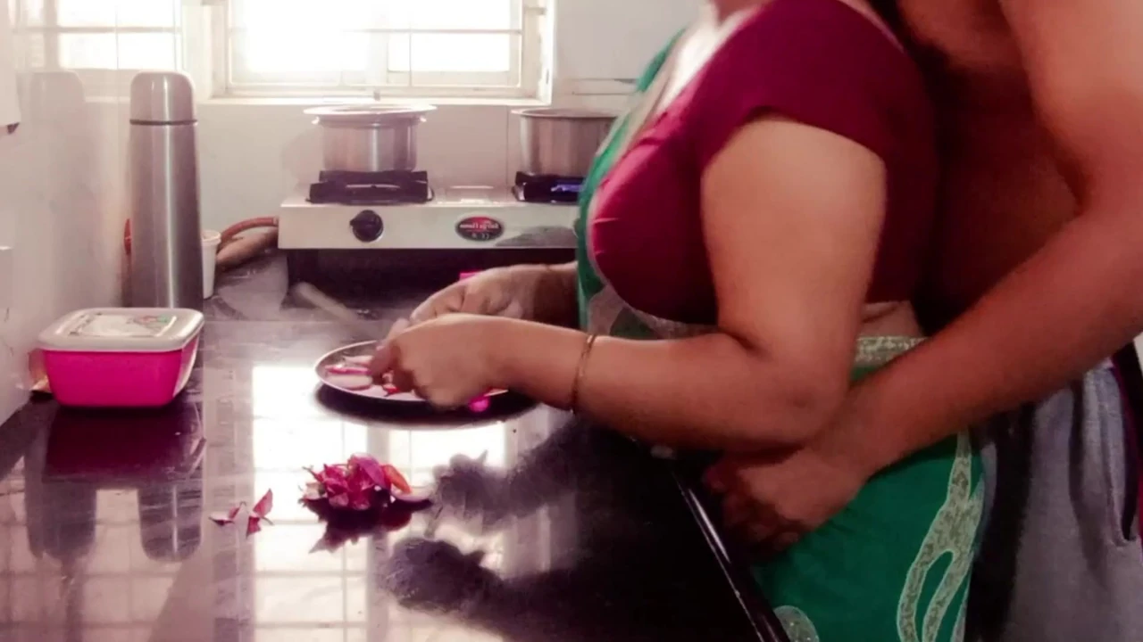देसी साउथेली मां आर्य को किचन में खाना पकाथे हुवे जामकर चोदा।