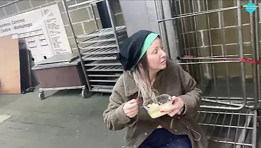 Çıplak dans eden sokak kızı