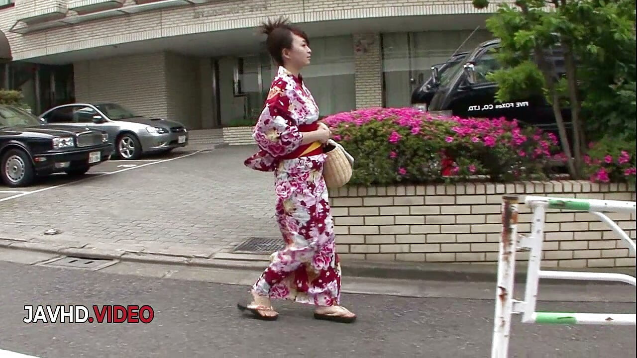 Nozomi Hazuki’nin Samimi Kimono Buluşması Creampie ile Sonlanıyor