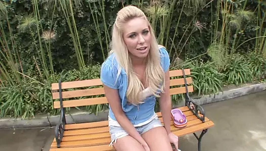 Güzel Amerikalı esmer büyük beyaz yarakla ateşli ıslak seks yapıyor