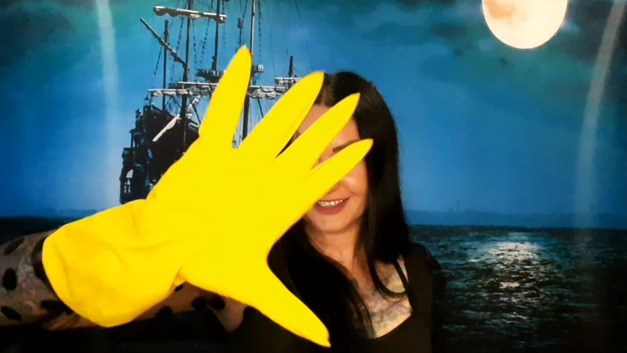 Yumruk sokma için sarı lastik eldivenler. Onları kendi içinde hissetmek ister misin? Dominatrix Nika ve eldiven fetişi.