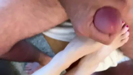 Cum üzerinde seksi kırmızı ayak ve ayaklar