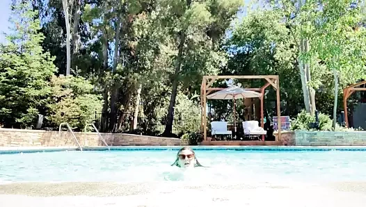 Seksi alexandra Daddario flaunts ona müthiş göğüsler