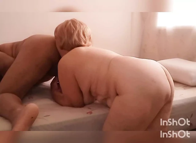 Бабушка Анжела лижет задницу. идеальный и вкусный язык.