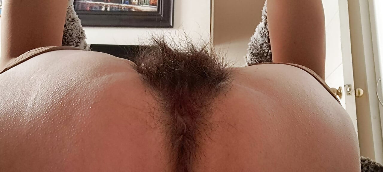 Olgun orta yaşlı seksi sürtük mastürbasyon yapıyor ve dili boşalıyor