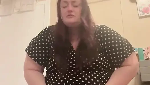 Pawg iri güzel kadın her şeyi saatlerce tuttuğu için tuvaleti tıkar: bir sürü osuruk ve tuvaleti veya yarasayı kullanarak sesi