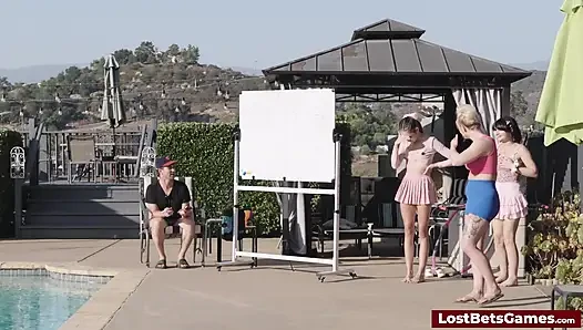 Reality TV kaosundan üç yarışmacıyla çılgın bir striptiz oyunu gösterisine