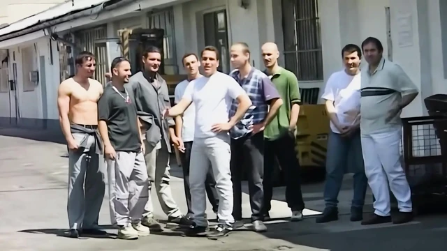 Sarışın Ve Asyalı Sürtükler açık Havada Birden Fazla Yarakla Sert Grup Seks Yapıyor