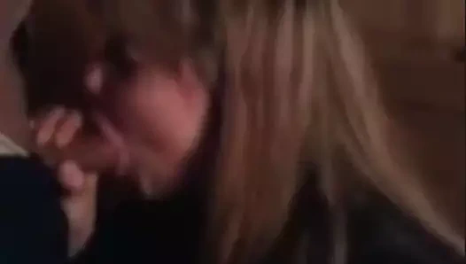 Anne berbat horoz süre ona adım baba bekler içinde araba dışında