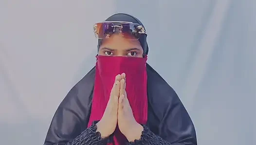 Hintli tesettürlü büyük süt satıcısı kız tasmalı