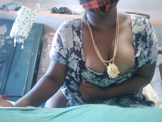 Gaaji Tamil evli kadın edepsizce konuşuyor ve yağ masajı 🔥 yapıyor